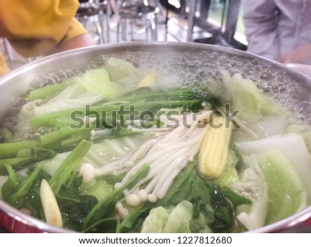 
Sukiyaki is a healthy food, mainly boiled vegetables in boiling water.