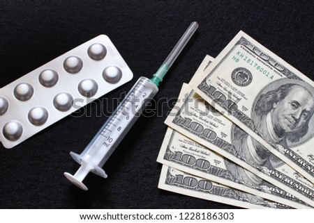 Dollars and medicines as a symbol of the cost of treatment
