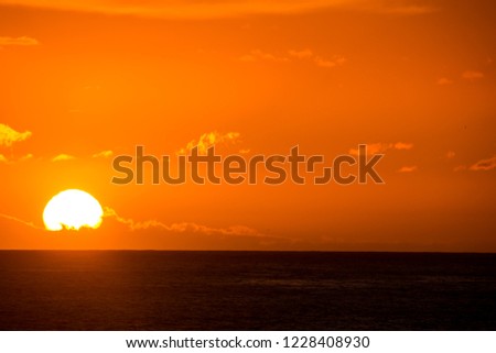 Photo Picture of a Beautiful Sun Setting on the Ocean