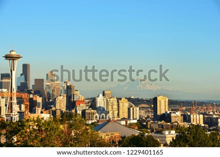 Seattle  skyline on a beautiful evening with no clouds, photography taken at famous spot for tourists, Mountain Rainier in the backgrounds