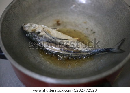 Fried fish in a frying pan Old vegetable oil Put the fish in the pan. Picture of mackerel frying hot fish