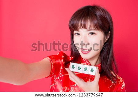 beauty woman wear cheongsam and show mahjong to you - Rich text on girl hand in Chinese words