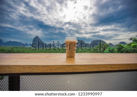 Coffee mug background, drinks on the wooden table, can sit and watch the natural surroundings in front, as a holiday.