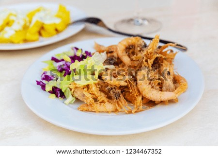 picture of Spanish tapas, fried shrimps and fried potato chips and aioli