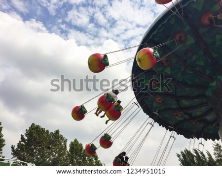 Aug, 2018
Gwangjin-gu, Seoul
Seoul Children's Grand Park
take a picture of a rotating person in an amusement park