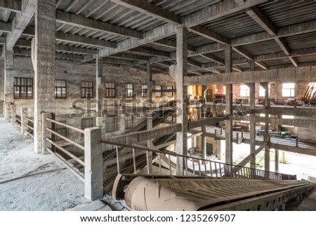  Empty manufactory. Laconic colorful photo of an old forgotten manufactory without people in it ，Industrial interior of an old factory building 