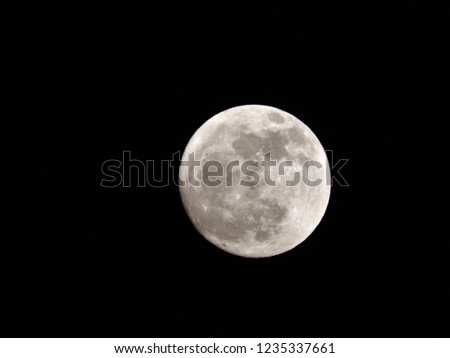 Full moon picture with dark background