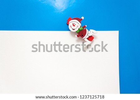 Set design template New Year's discount banner. Christmas poster with a cute snowman for sale. Happy holiday offer with snowman wearing a scarf and with cartoon gift. Xmas advertising for sale. 