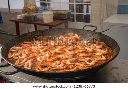 Fresh shrimp with rice in wine