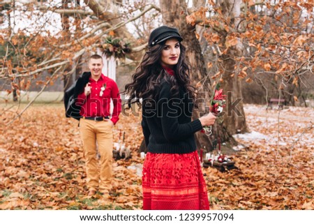 idea for a beautiful photo shoot in the fall of a couple in love