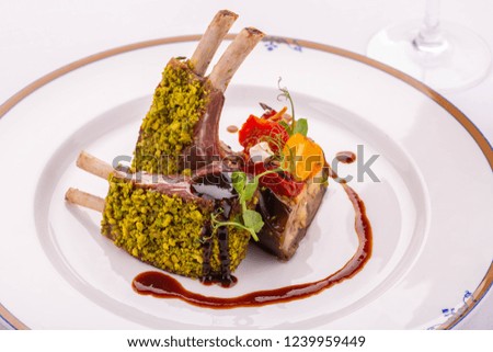 Rack of lamb in pistachio sprinkling with cranberry sauce