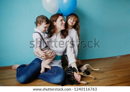 HAPPY MOMS WITH CHILDREN CELEBRATE THE BABY DAY OF BABY