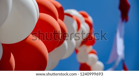 red white balloons