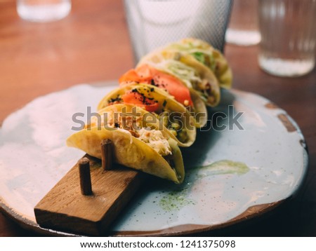 Set of tacos with chicken and crumbs.