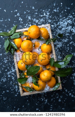 Picture of tangerines in wooden box