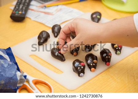 horizontal image with detail of the preparation of chocolates for a birthday party