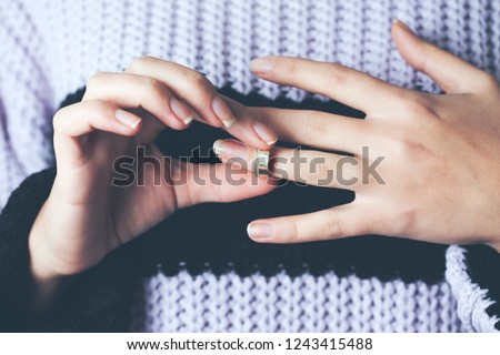 woman remove the wedding ring