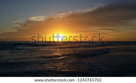 Sunset on the beach and beautiful cloudscape over the sea, Cielo sobre el mar