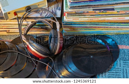 Headphones & vinyl 45 e 33 rpm records collection. Listen to analog disc with headphones. Hi fi audio equipment for sound enthusiast.