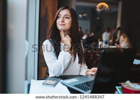 Young business women seat on the cafe
