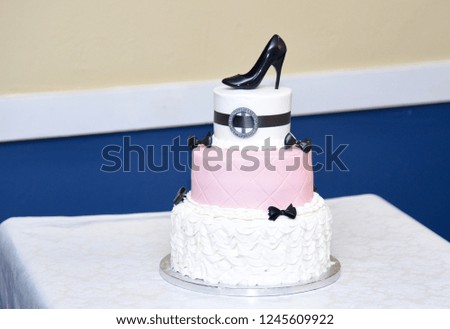 A picture of the wedding high heel cake.