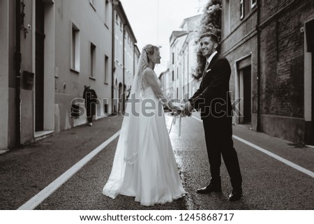 The bride and groom make a photo in the town of Ravenna ..