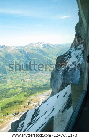 In Switzerland, a mountain train climbing Jungfrau, take pictures of the scenery outside the window.