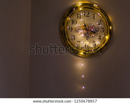 Christmas mood is spreading around the house, for example, on a wall clock.