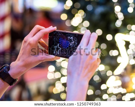 take photo Christmas tree by smartphone