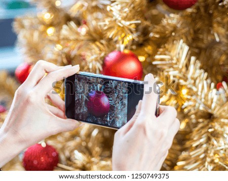 take photo Christmas tree by smartphone