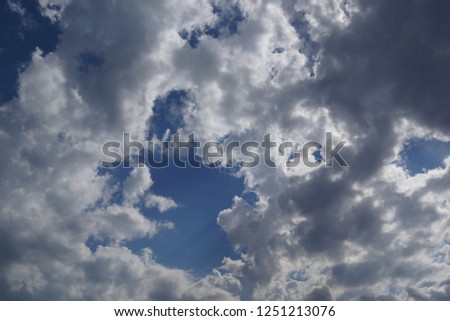 Photo of the sky, with the penetrating rays of the sun, through the clouds.