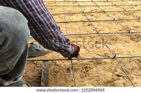 Tie iron with wire To build a house