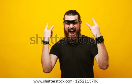 Crazy beardedman screaming whit cyclop glasses