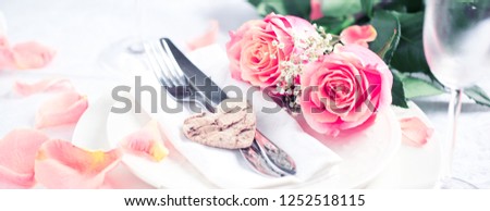 Table setting for valentines day with roses Text in German Valentinsday DATE