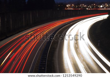 Nocturnal traces of light with cars