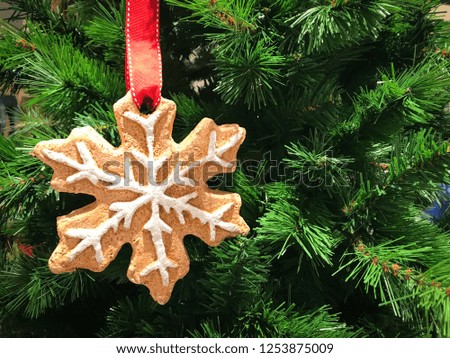 Christmas decorative with gift box and snowflake on Christmas tree.