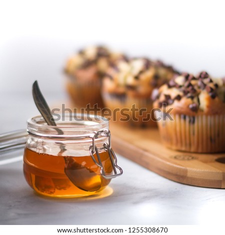 Muffin with chocolate crisp