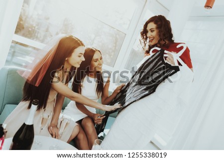 Bridemaids Are Choosing Dresses For A Wedding. Pre-wedding Care. Hen-party Concept. Beautiful Shiny Smile. Bride In The Veil. Sunny Day. Good Mood. Young And Attractive. Cheerful Women.