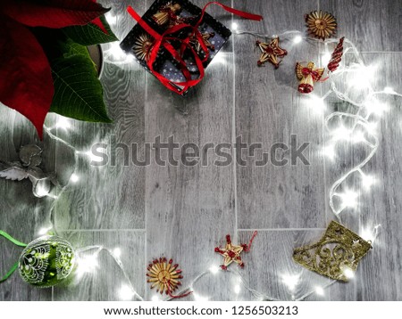 Photo of the floor surface with a white garland around the perimeter of flowers and Christmas decorations
