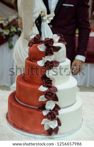 The bride's cake is decorated with a model representing a couple obsessed with selfi pictures.