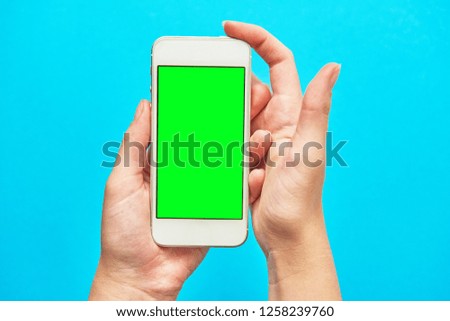 smartphone in hand with the chroma key on the screen