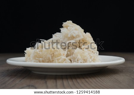 Vietnamese Sweet Rice Flakes and Coconut (com dep): Rice flakes is rinsed & spread out into a thin layer. Combine sugar, vanilla sugar & coconut milk. Stir until water is dissolved, add coconut on top
