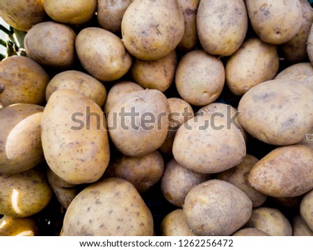 Close up picture of a bunch of potatoes