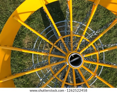 Top view of a disc golf frolfing basket with chain
