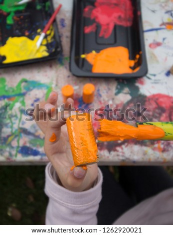 painting orange cork stopper. Children's crafts, reused material. Recycling. Outdoor leisure. Ludic activity. Temperas
