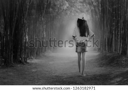 Black and white photos walk in the bamboo forest alone.
