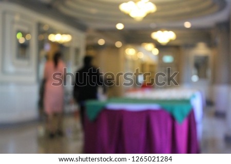 
The girl is meeting in the morning, taking a blurred image