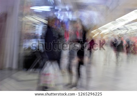 tribute to Ernst Hass, Impressionist photographs of people shopping in the mall, commercial center, shopping center, photographic sweeps at low speed, to give a sensation of action and movement.