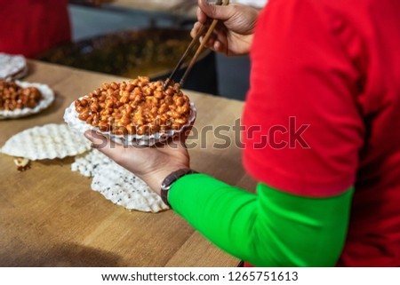 " Cu do " candy, peanut candy with malt, made from caramel, sesame rice paper. Famous Vietnamese candy, used with tea, on wood background – Image