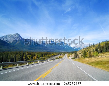 Bow Valley Trail around Canmore in autumn, Kananaskis Country, Canadian Rockies, Alberta, Canada